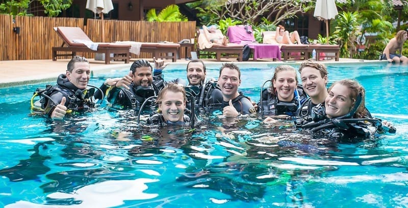Scuba Diving Tips, Group of diving students in the pool